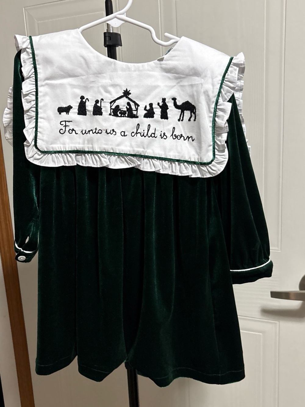 Classic Green Velvet Girls' Dress with White Embroidered Collar